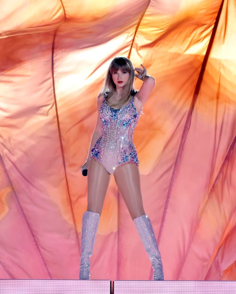 Taylor Swift performing
